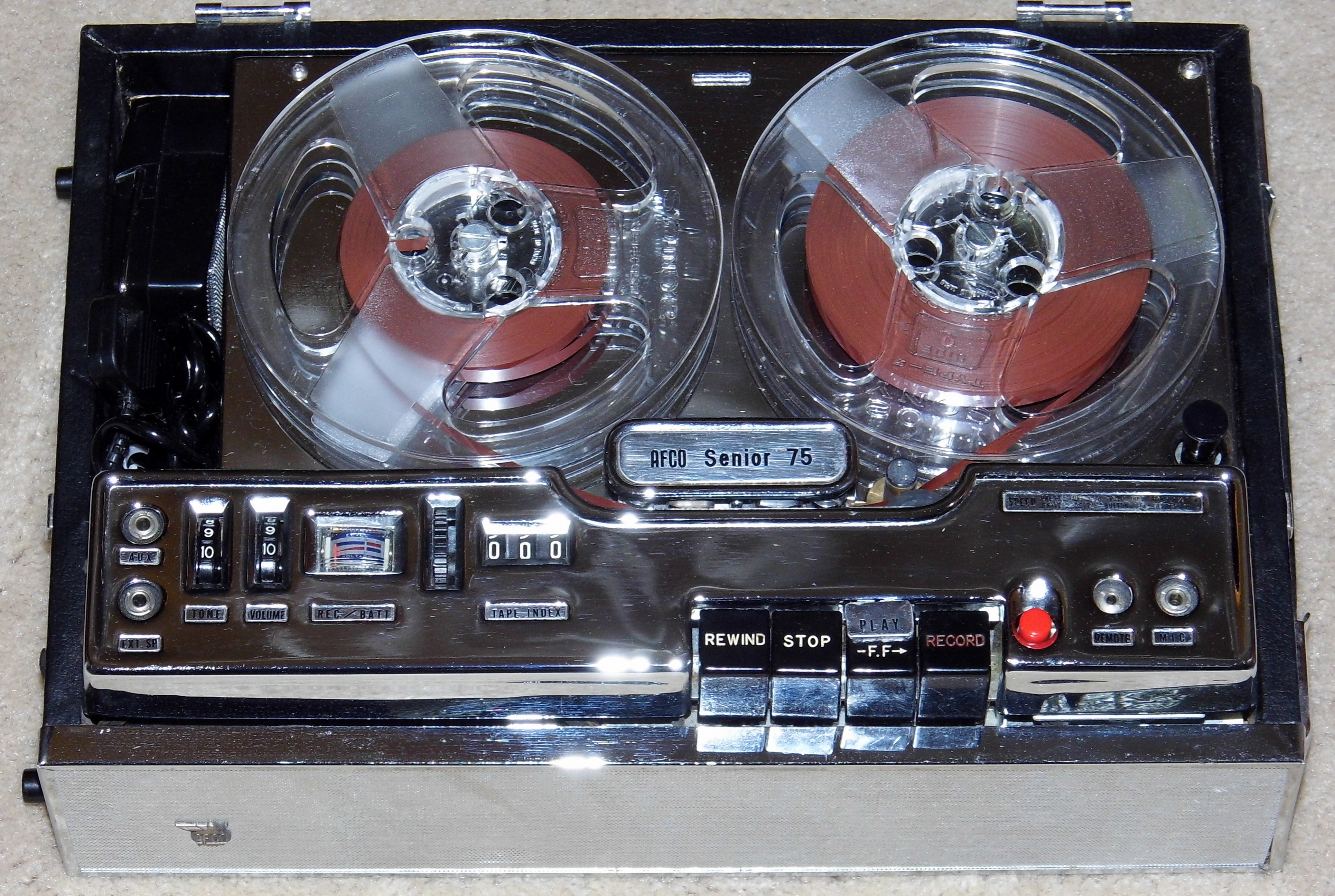 File:Vintage AFCO Senior 75 Reel-To-Reel Tape Recorder, Battery And AC  Power, Made In Japan (14166679723).jpg - Wikimedia Commons