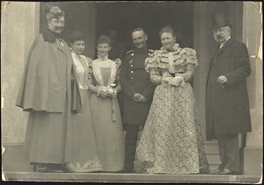File:Wilhelm II en familieleden bij Schloß Moritzburg in Sachsen.jpg