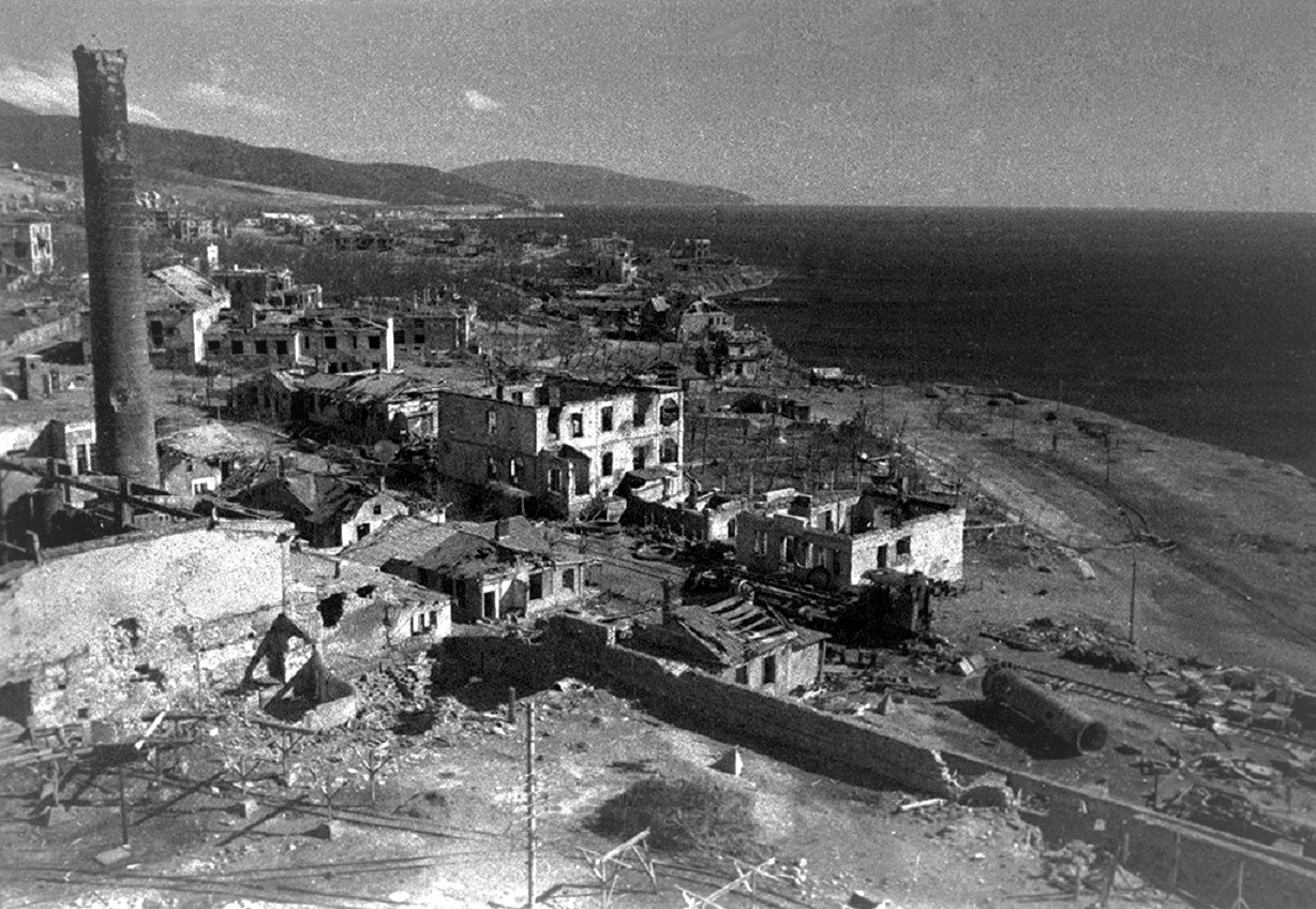 Битва за новороссийск. Руины Новороссийска 1943. Новороссийск 1943 год. Разрушенный Новороссийск 1943. Новороссийск в годы войны 1941-1945.