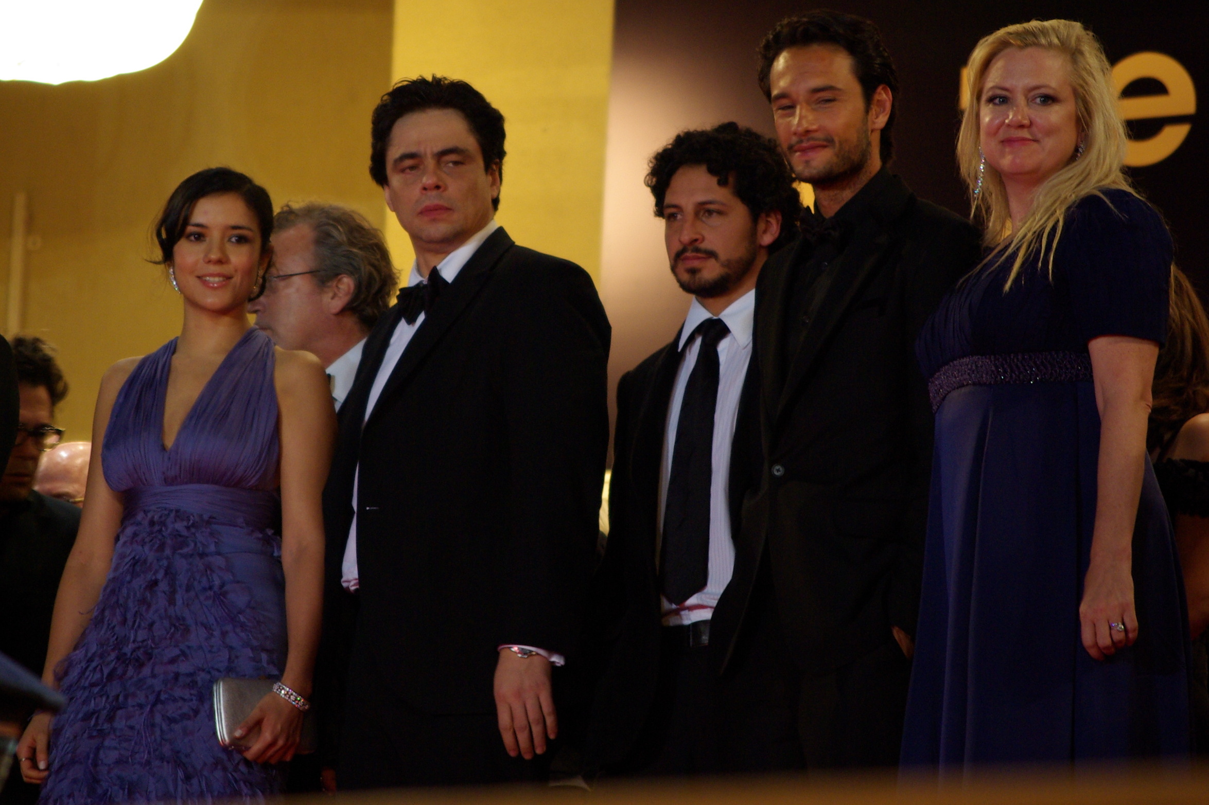 Mercado (center, behind Benicio Del Toro