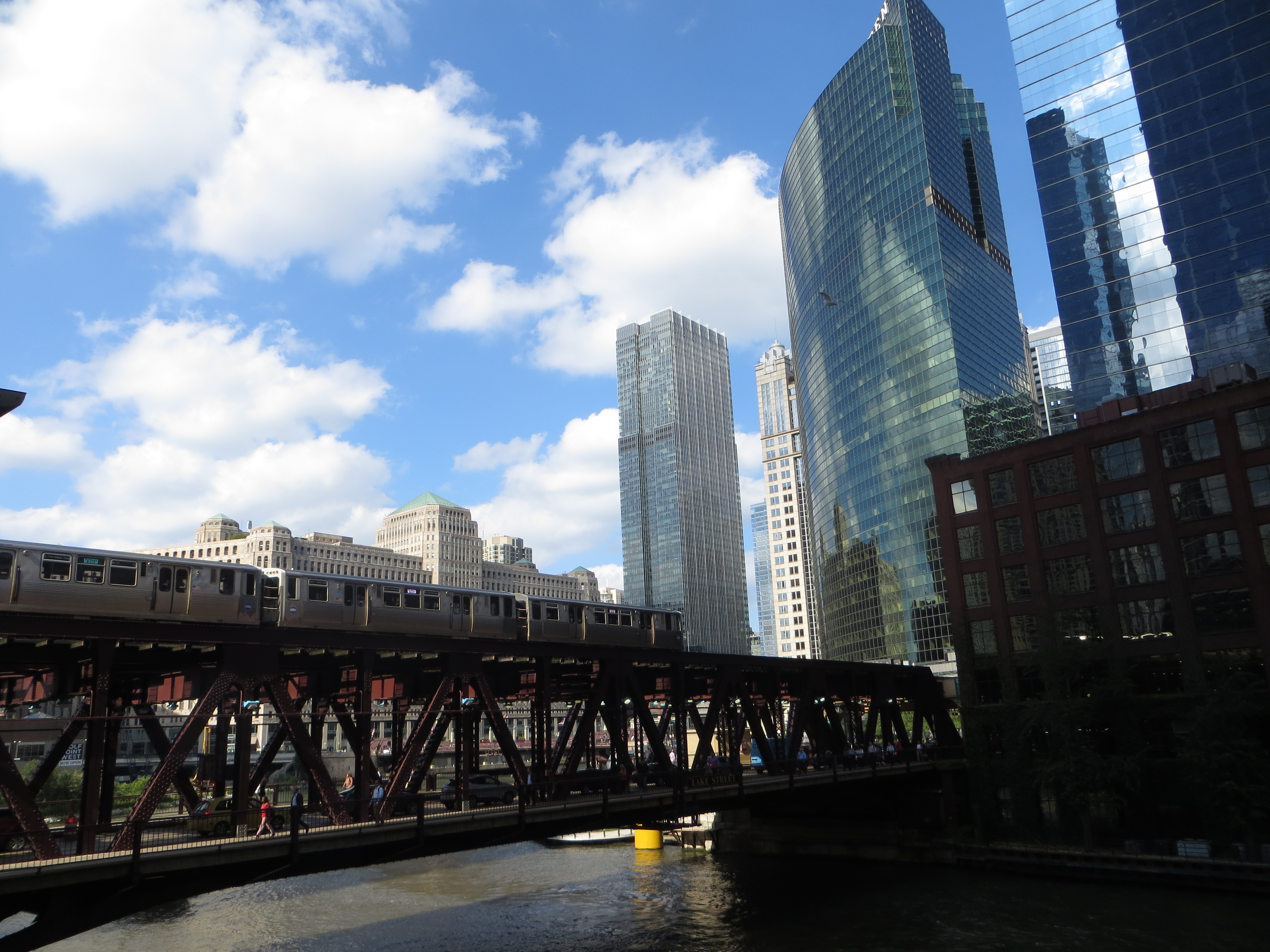 Elevated green line train over Lake street Stock Photo - Alamy