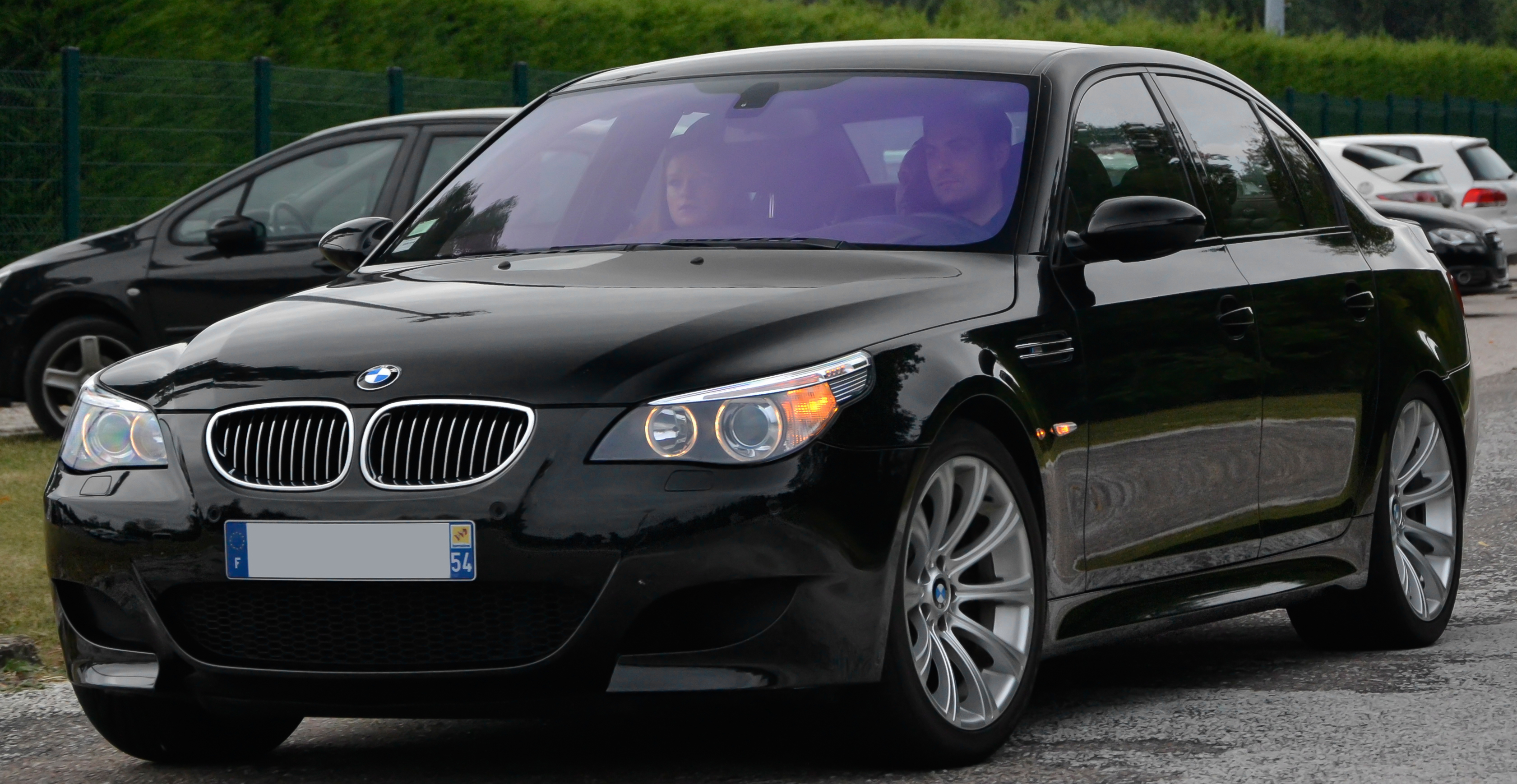 File:BMW X6 M (E71) – Frontansicht, 26. Juni 2011, Düsseldorf.jpg