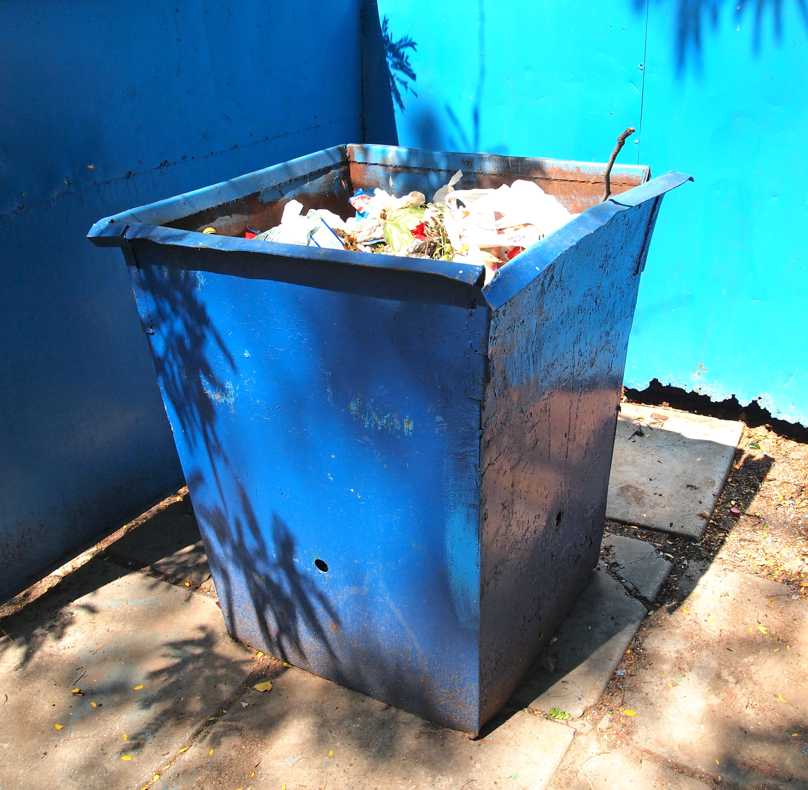 File:Trash container.JPG - Wikimedia Commons