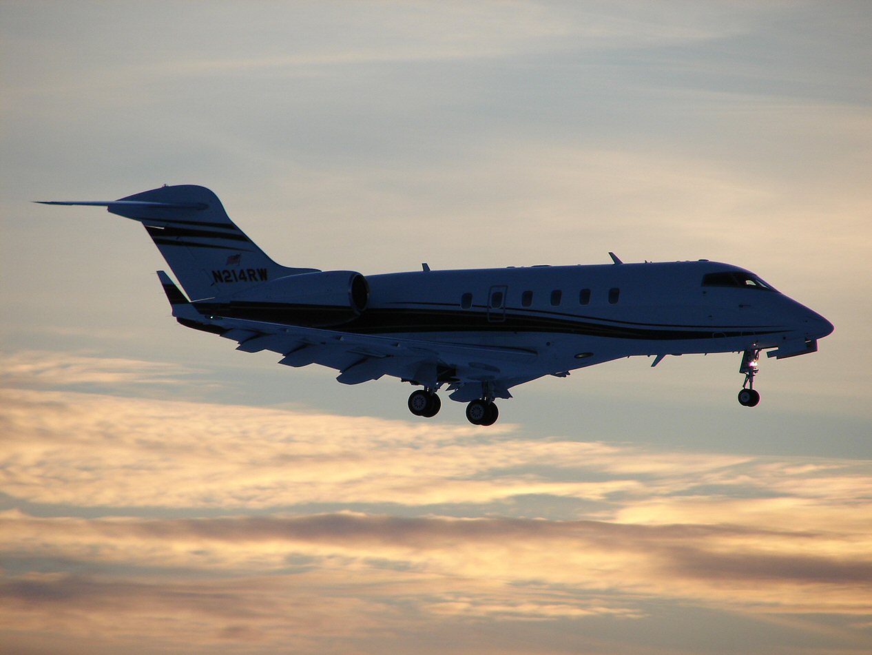 Bombardier Challenger 300 (388277140).jpg