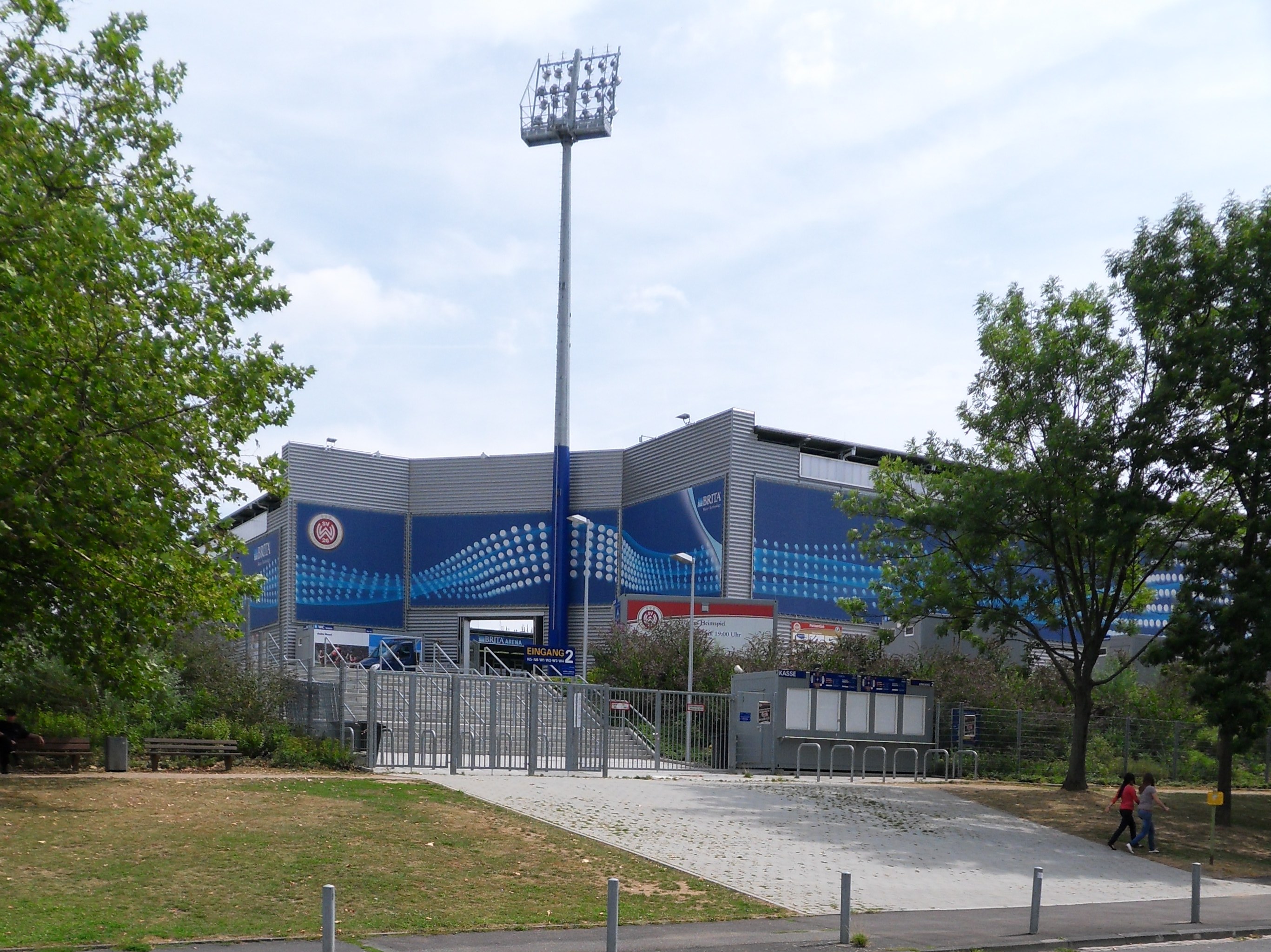 BritaArena des SV Wehen-Wiesbaden, Tor 2 am Gustav-Stresemann-Ring, Blick von Westen