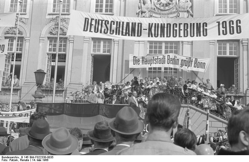 File:Bundesarchiv B 145 Bild-F022330-0035, Bonn, Deutschland-Kundgebung.jpg