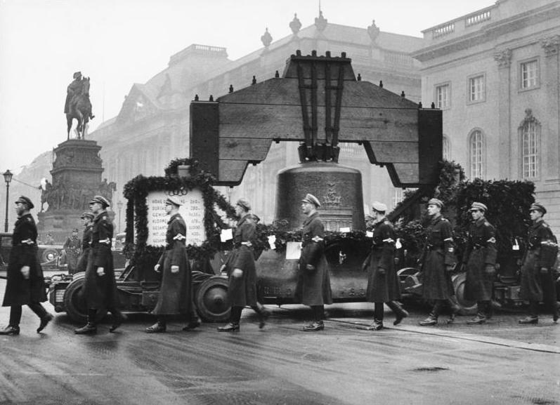 File:Bundesarchiv B 145 Bild-P016307, Berlin, Olympiaglocke.jpg