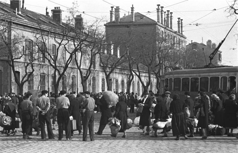 File:Bundesarchiv Bild 101I-027-1477-27, Marseille, Hafenviertel. Deportation von Juden.jpg
