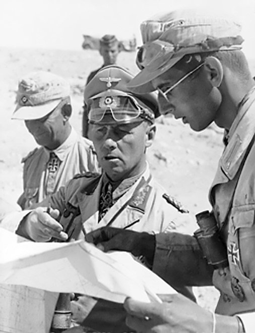 Erwin Rommel junto a miembros de las Afrika Korps. Fuente y autoría: Bundesarchiv, Bild 101I-785-0287-08 / CC-BY-SA