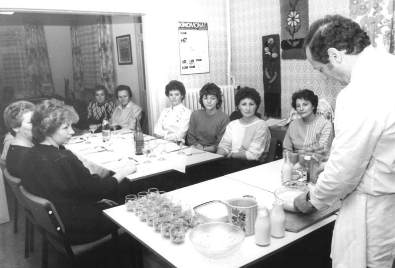 File:Bundesarchiv Bild 183-1988-0203-303, Neubrandenburg, DFD-Beratungszentrum.jpg