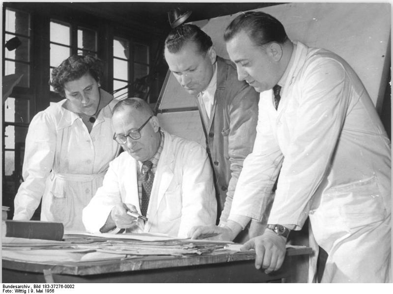 Bundesarchiv_Bild_183-37276-0002,_Ingenieure_mit_Konstruktionsplan.jpg