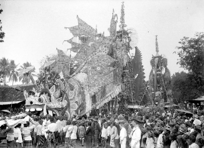 File:COLLECTIE TROPENMUSEUM Bij een lijkverbranding worden de doden via een trap in de draak naar de 'badé's' gebracht waar de verbranding plaatsvindt Bali TMnr 10003095.jpg