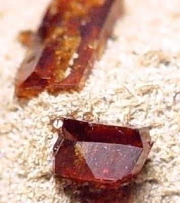 File:Catapleiite-Fluorite-Manganoneptunite-258920.jpg