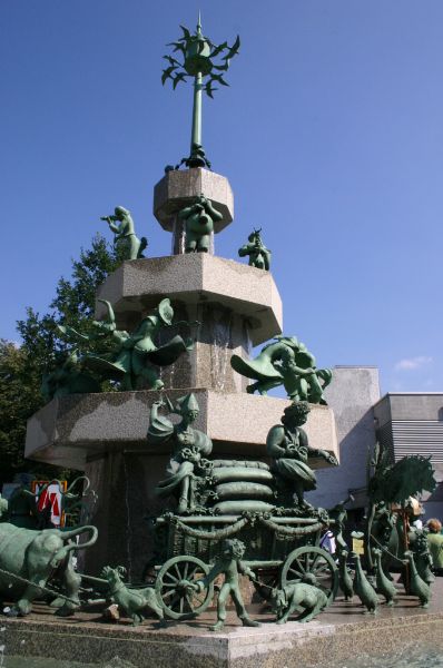 File:Egerlandbrunnen.jpg