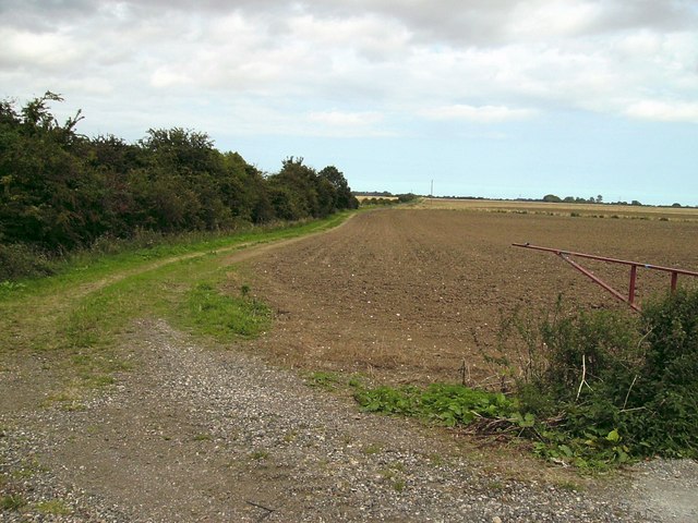 Farm track beside old railway - geograph.org.uk - 1031508