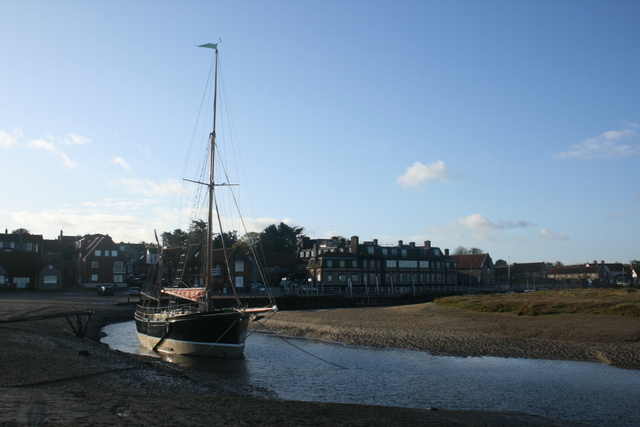 File:Juno at Blakeney - geograph.org.uk - 1690373.jpg