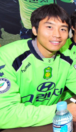 File:Lee Dong-Gook from acrofan.jpg