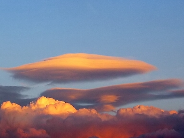 Es esto un OVNI envuelto en una capa de nubes? Tu decides.