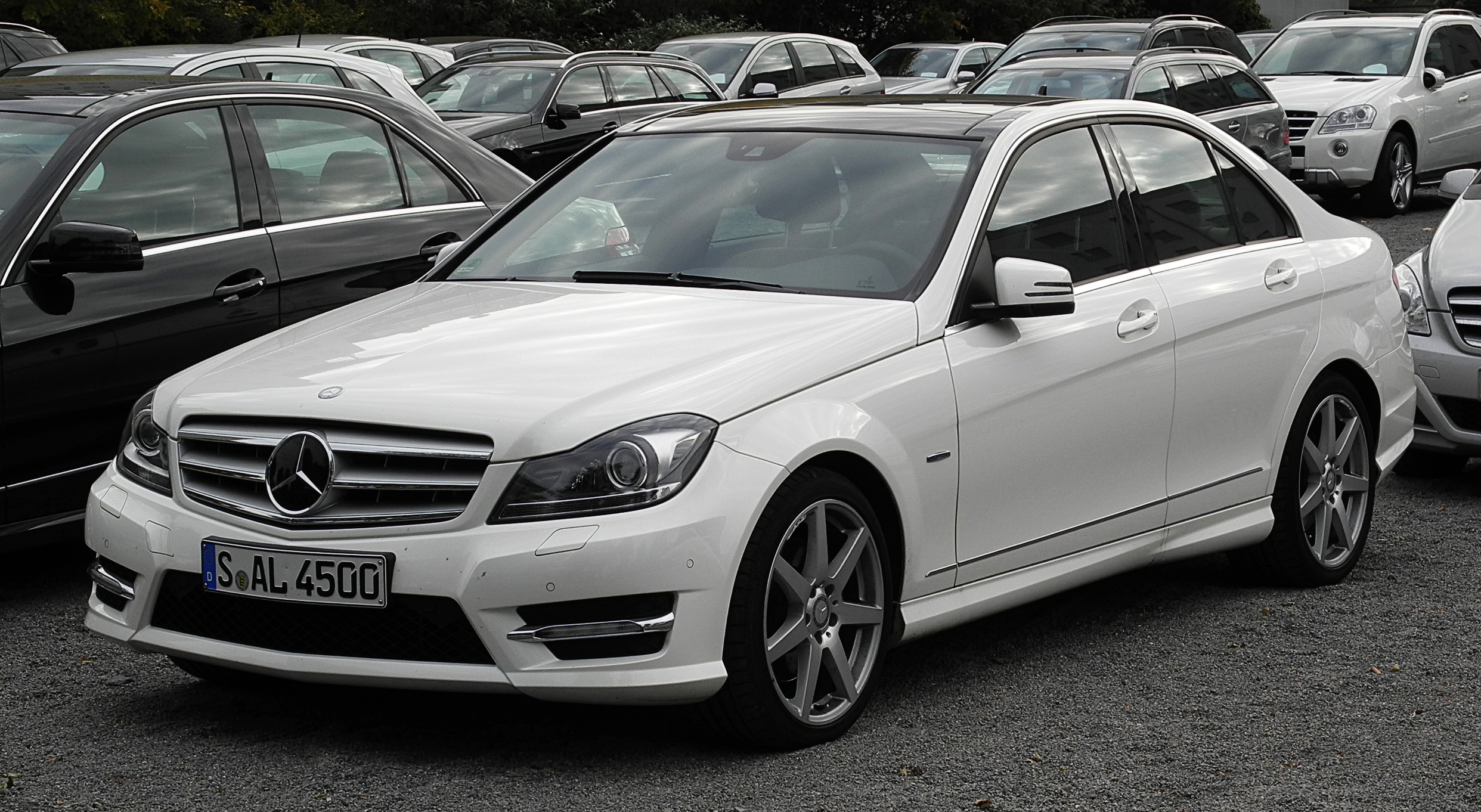 What is the difference between mercedes c200 and c220 #1