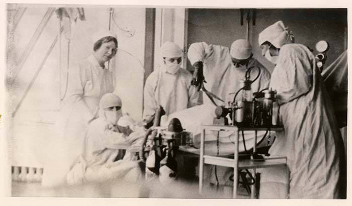 File:Nurses and doctors during a surgery at Minor Private Hospital, circa 1920 (MOHAI 8765).jpg