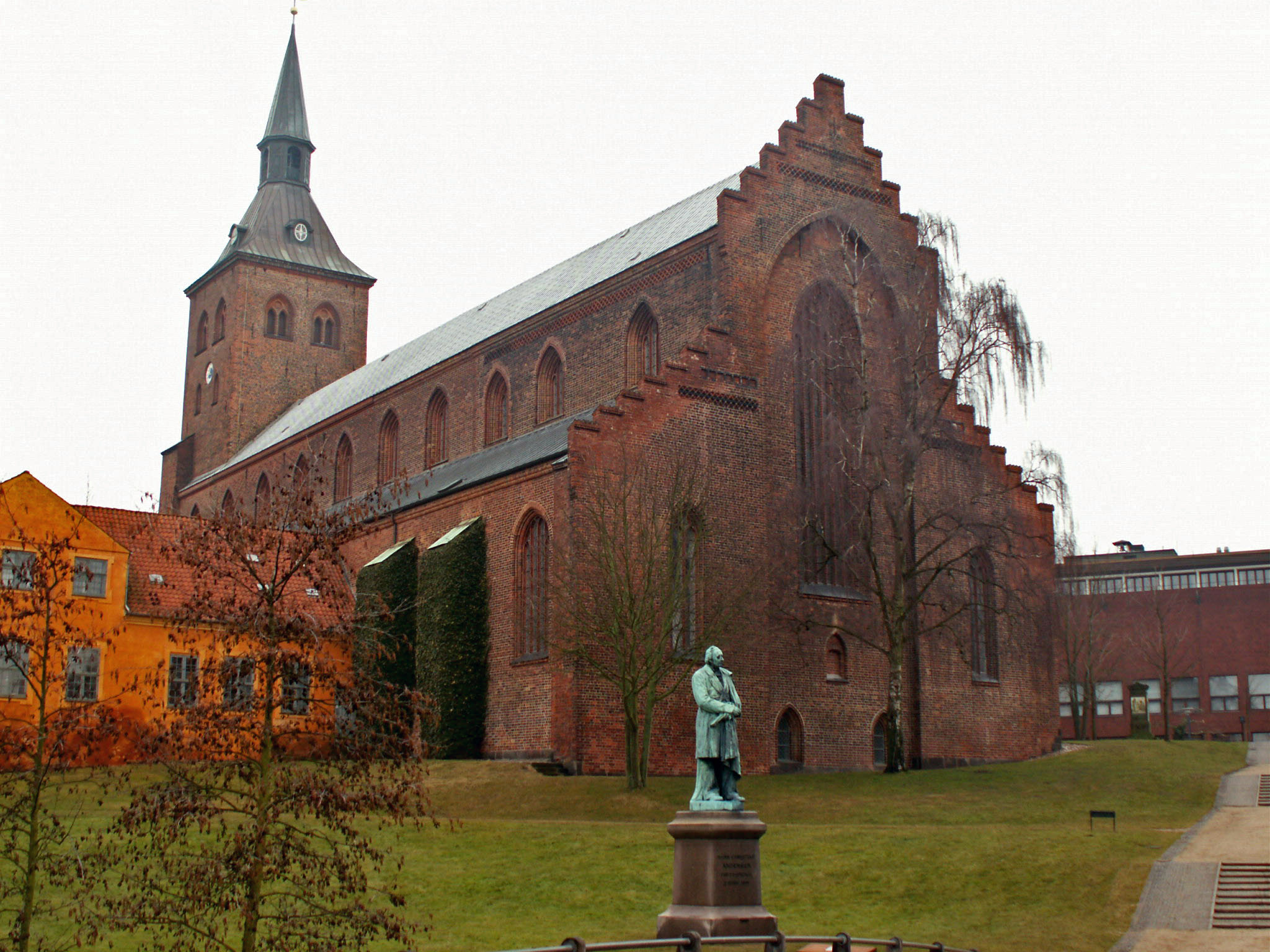 Odense_-_Sankt_Knuds_kirke_2005-03-16_back