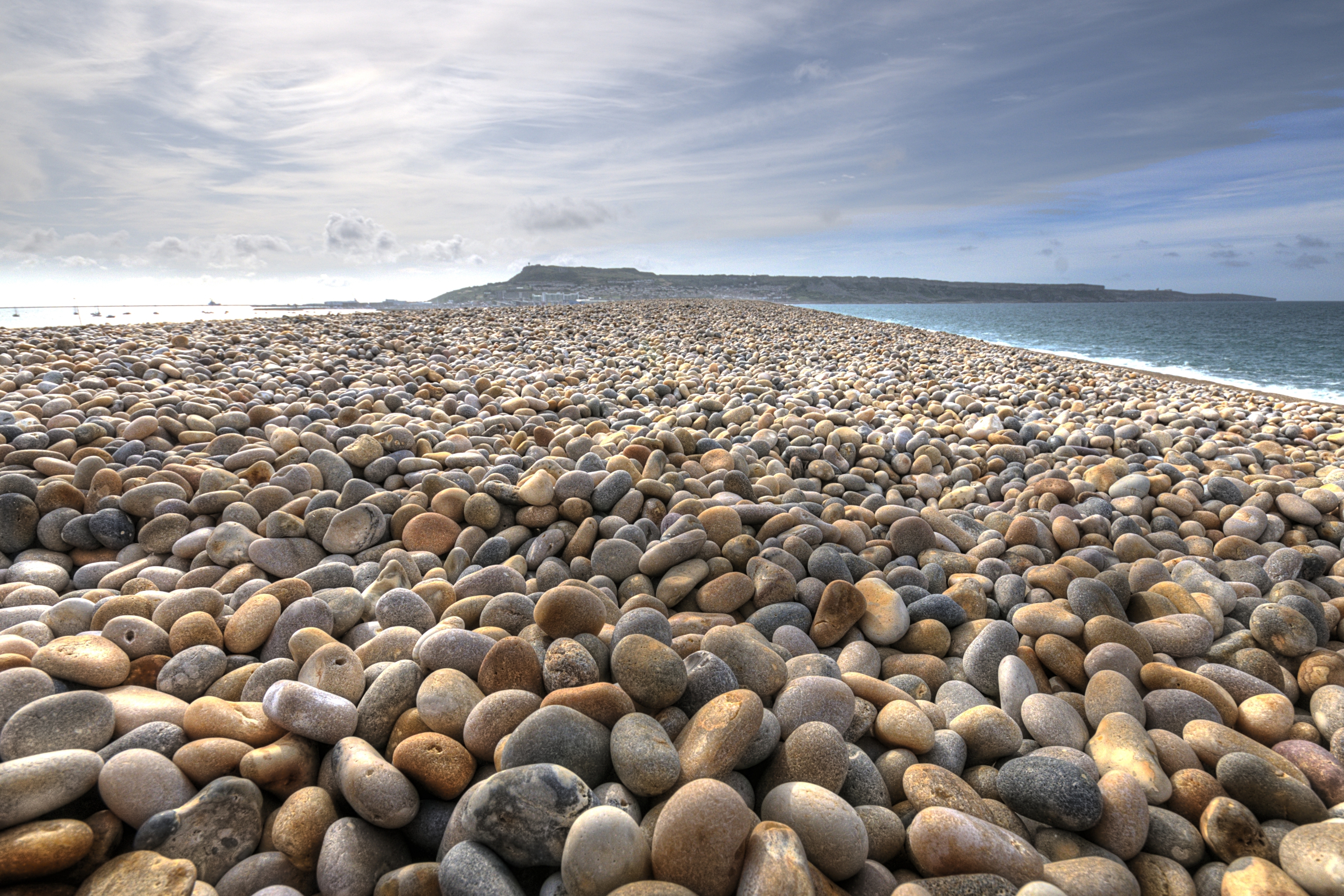 морские камушки на берегу