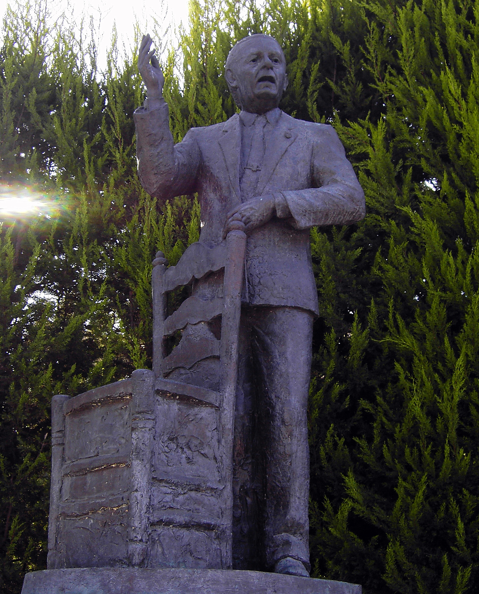 Paco Toronjo. Monumento dedicado al artista en la Avenida de Andalucía (Huelva).