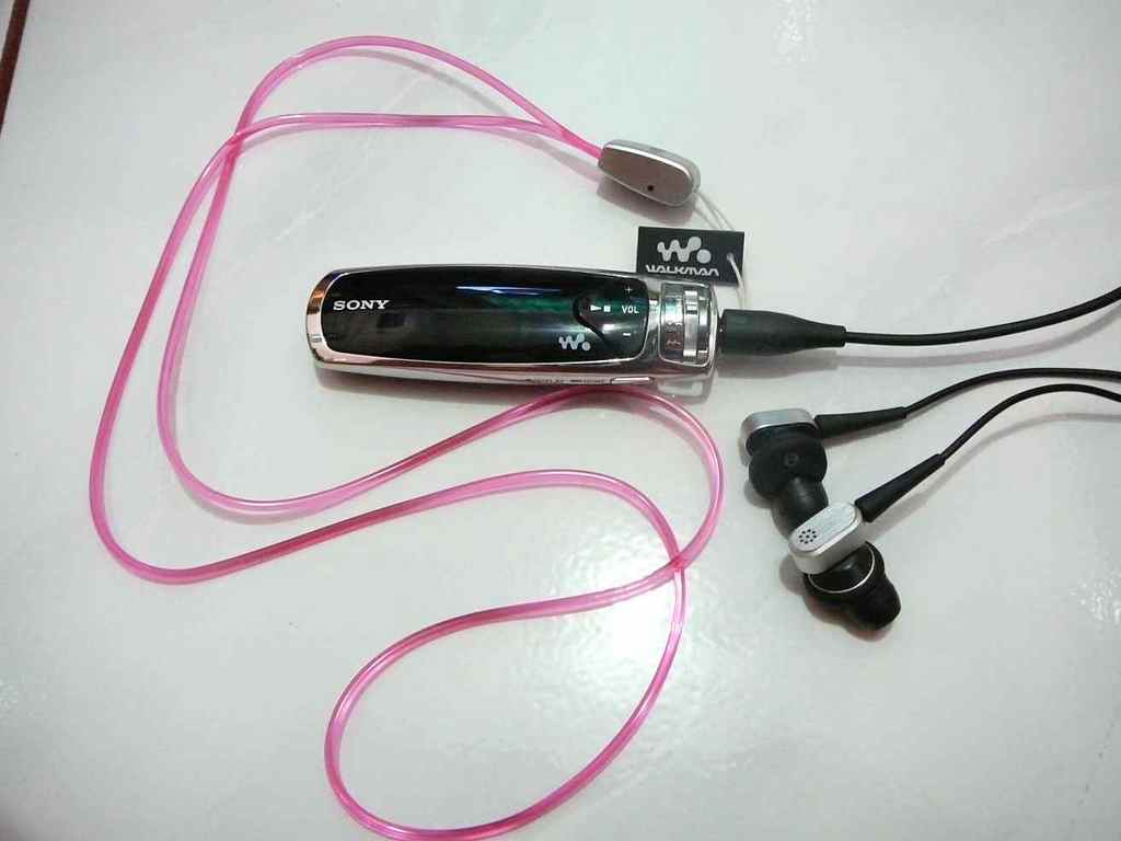 File:Sony Newtwork Walkman S705F.jpg - Wikipedia