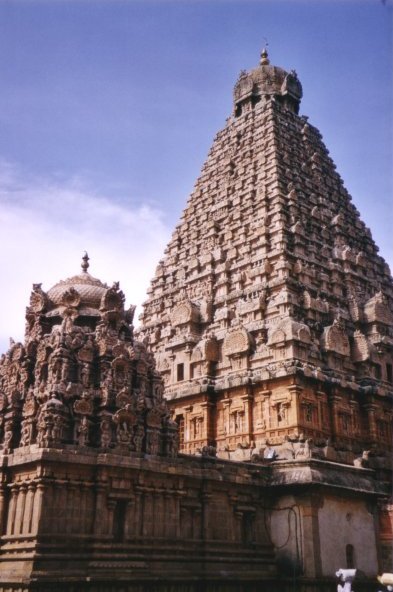 मंदिरों के गोपुर भी पिरामिड आकार के होते हैं (तंजावुर मन्दिर)