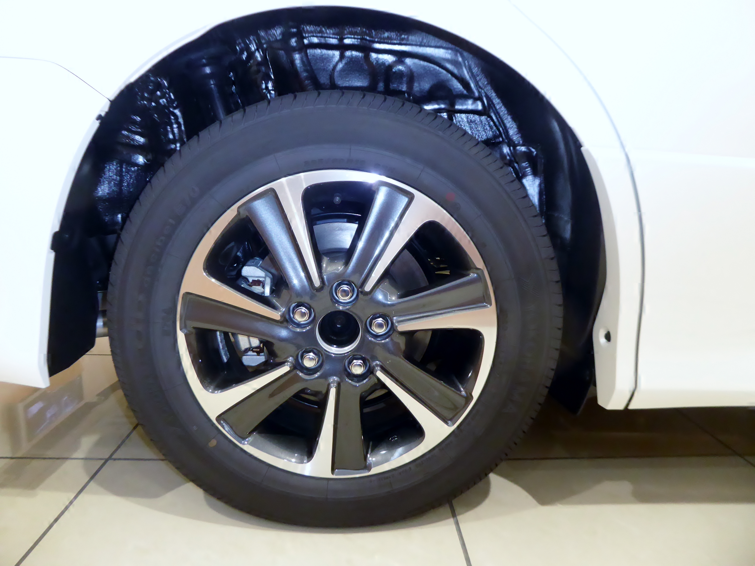 File:The tire wheel of Toyota NOAH Si (DBA-ZRR80W-APXSP).jpg