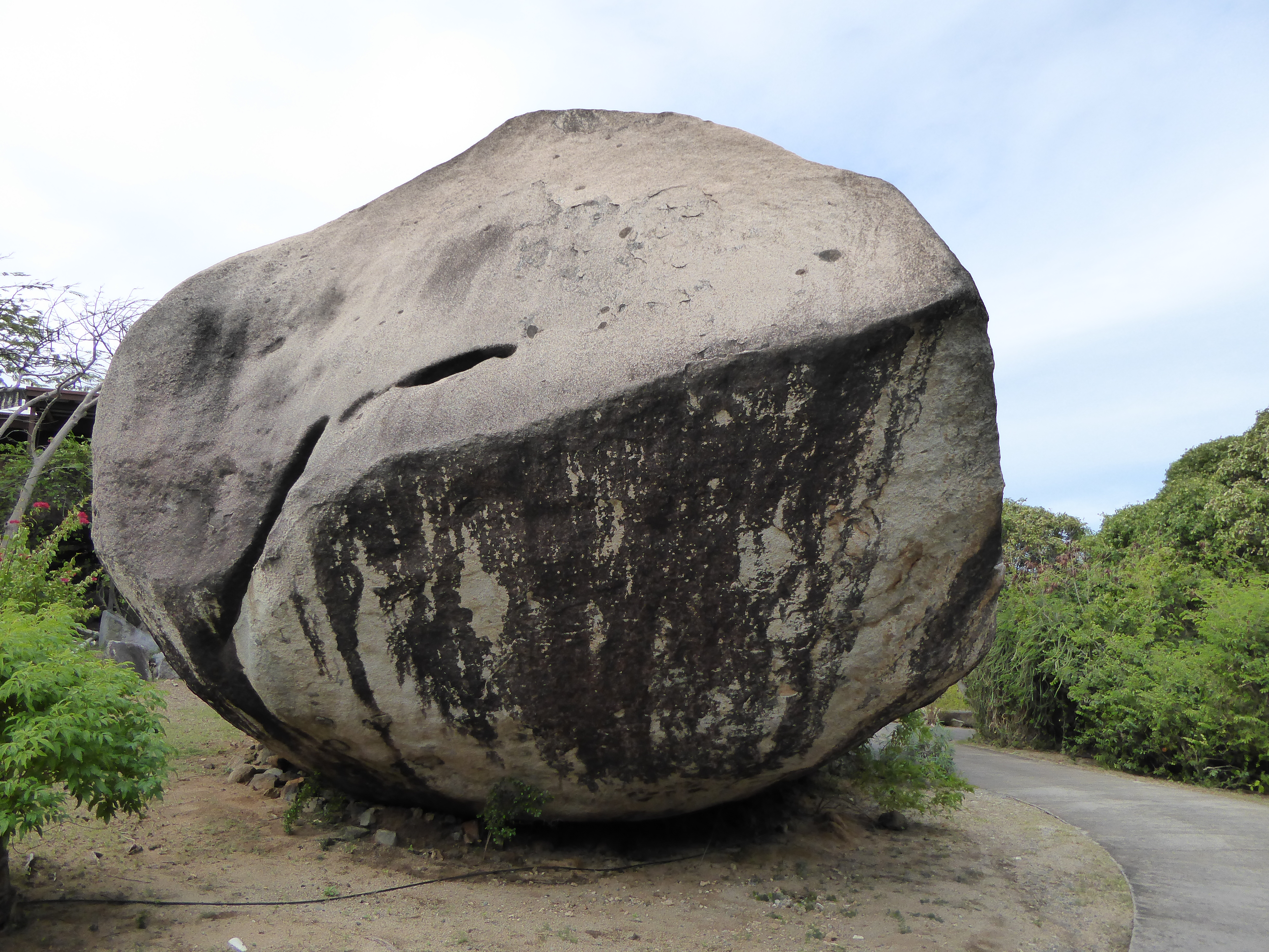 Stone huge. Каменный гигант. Камень jpeg. 1 Камень большой. Камень без лица.