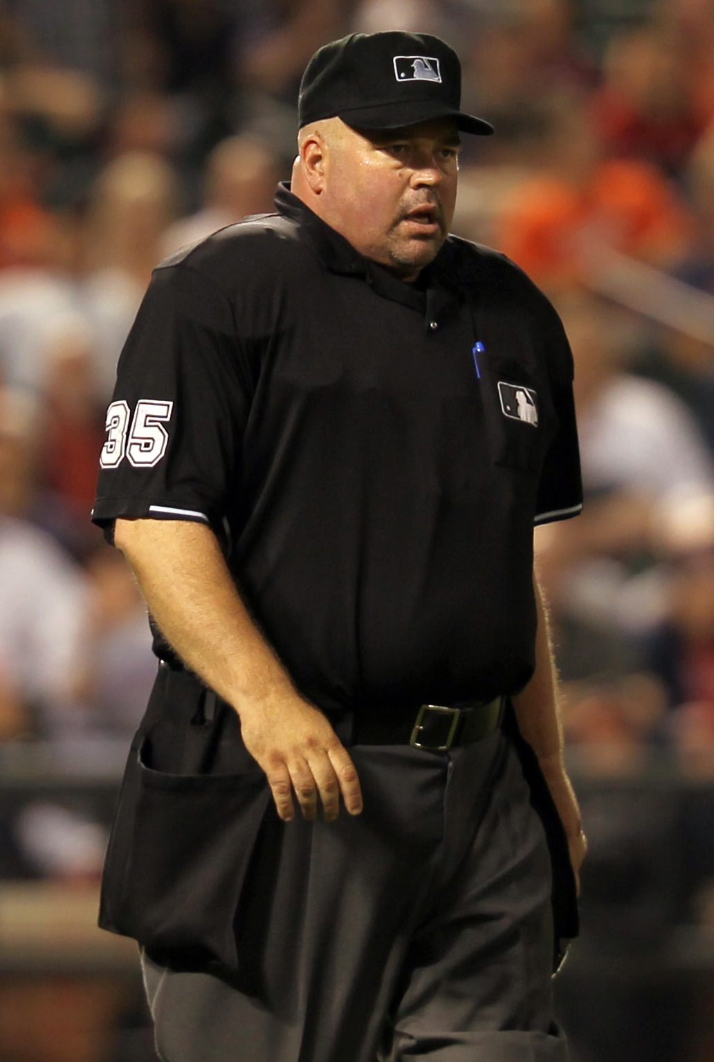 Do AL and NL MLB umpires wear a patch on their hats for their