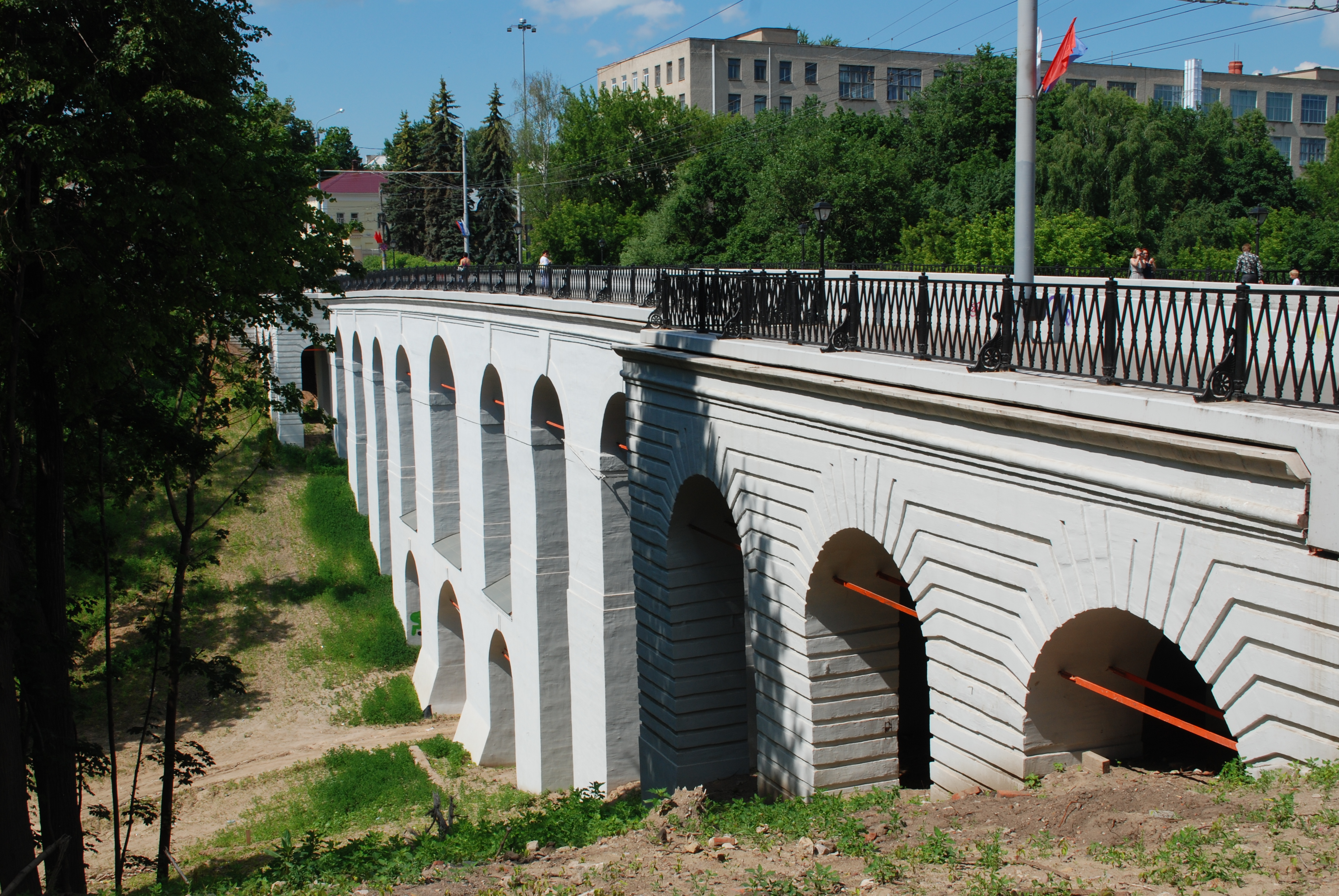 Ростов каменный мост. Каменный мост Березуйский овраг Калуга. Каменный мост через Березуйский овраг в Калуге. Каменный мост виадук Калуга. Каменный мост Калуга достопримечательности Калуги.