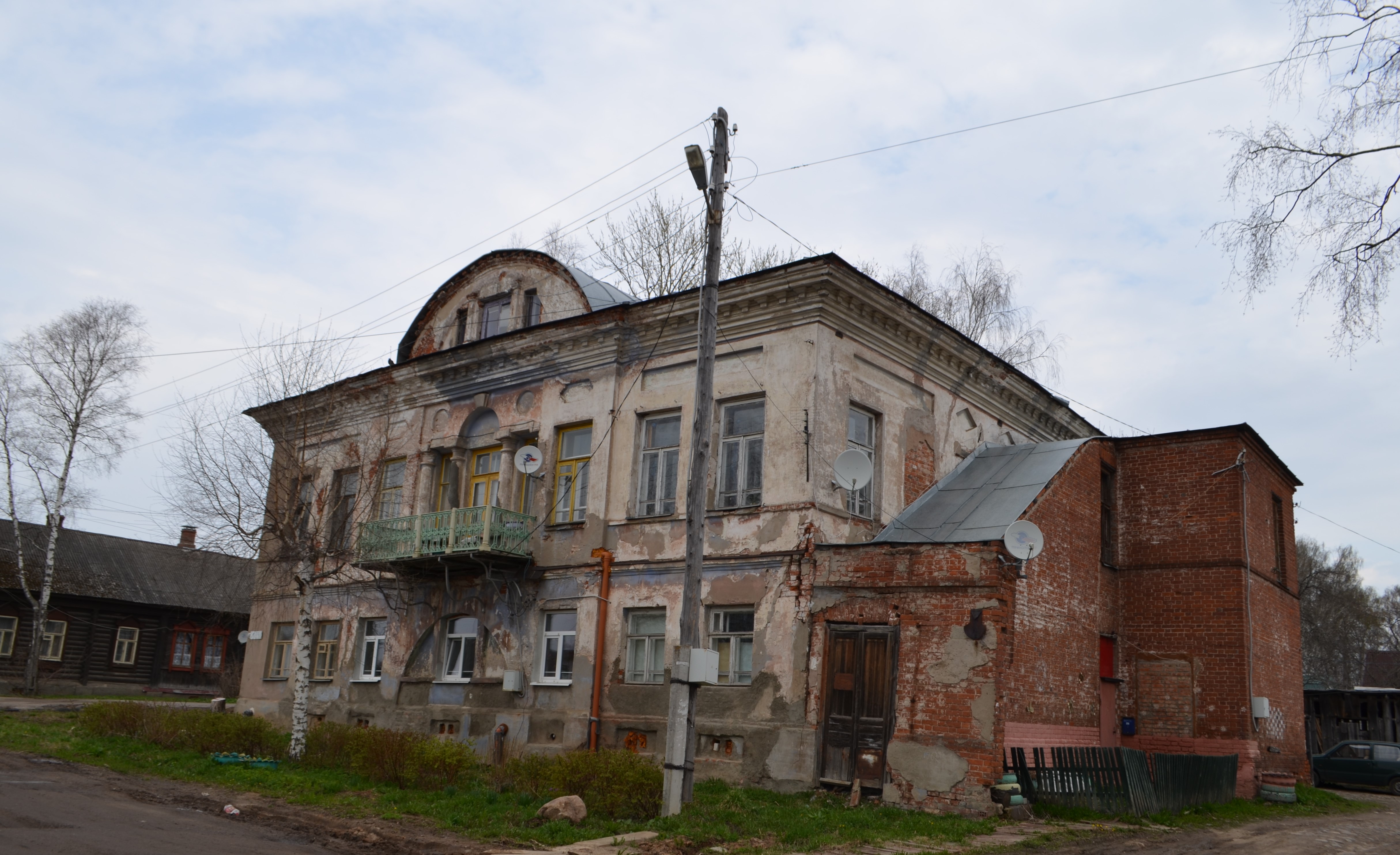 Тутаев левый берег. Барский дом Юсуповых г. Тутаев левобережье. Тутаев левый берег фото. Музей дом священника Тутаев левый берег.