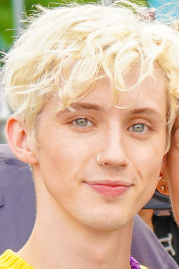 File:2018.06.10 Troye Sivan at Capital Pride w Sony A7III, Washington, DC USA 03531 (41840423765) (cropped).jpg