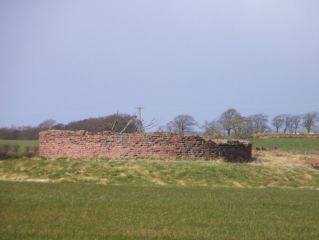 File:A circular brick wall in a field - geograph.org.uk - 1224744.jpg