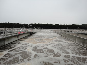 https://upload.wikimedia.org/wikipedia/commons/4/4f/Aeration_tank_of_activated_sludge_sewage_treatment_plant_near_Adelaide.jpg