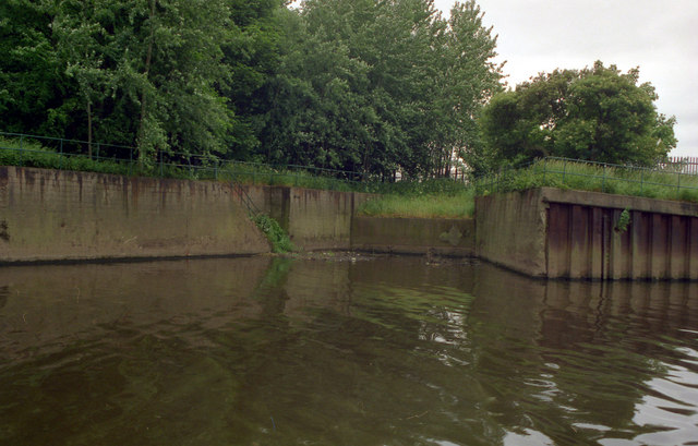 File:Aire and Calder Canal, site of former junction with Barnsley Branch - geograph.org.uk - 827580.jpg