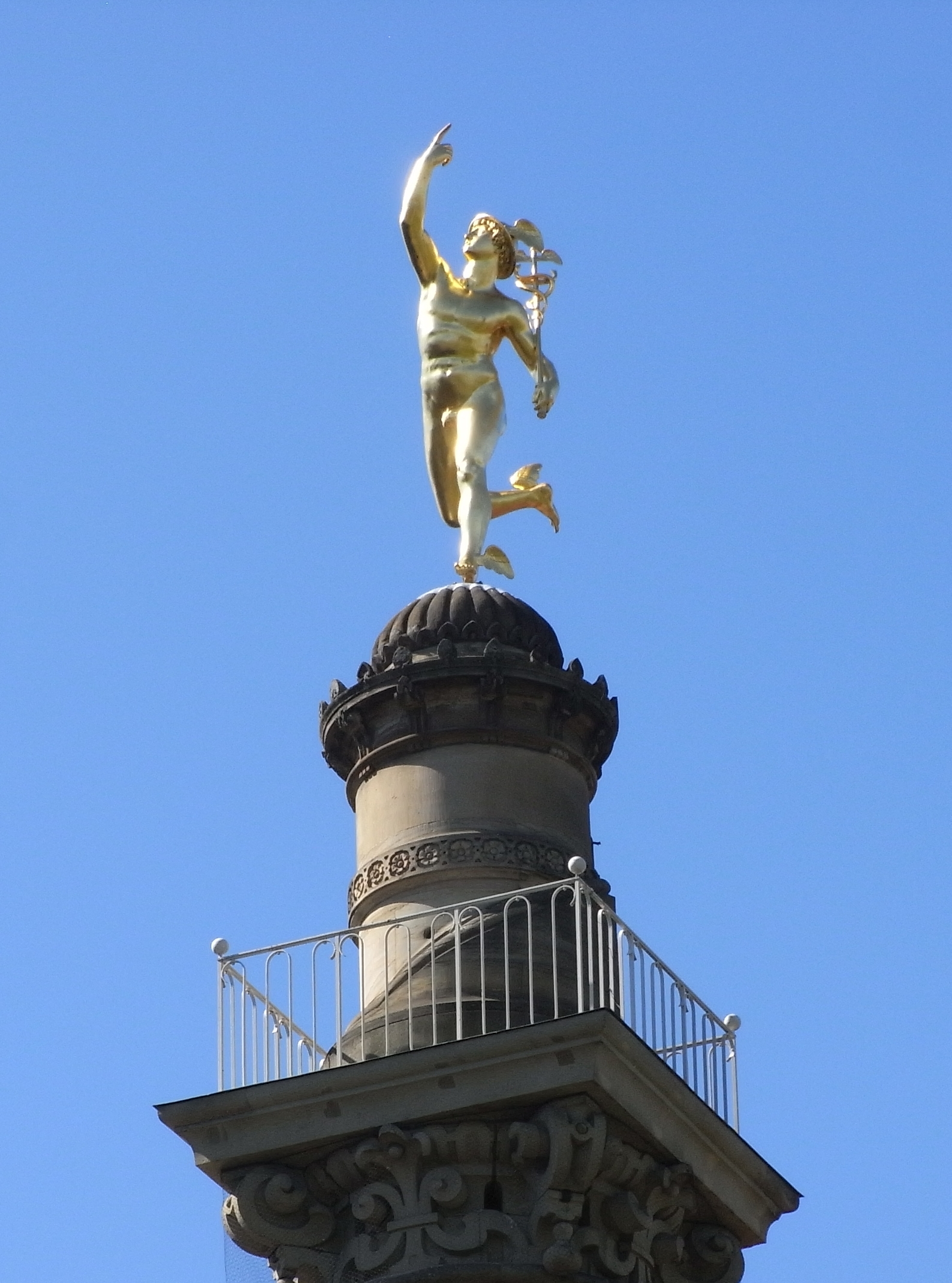 Merkursäule an der Nordwestecke der Alten Kanzlei in Stuttgart.