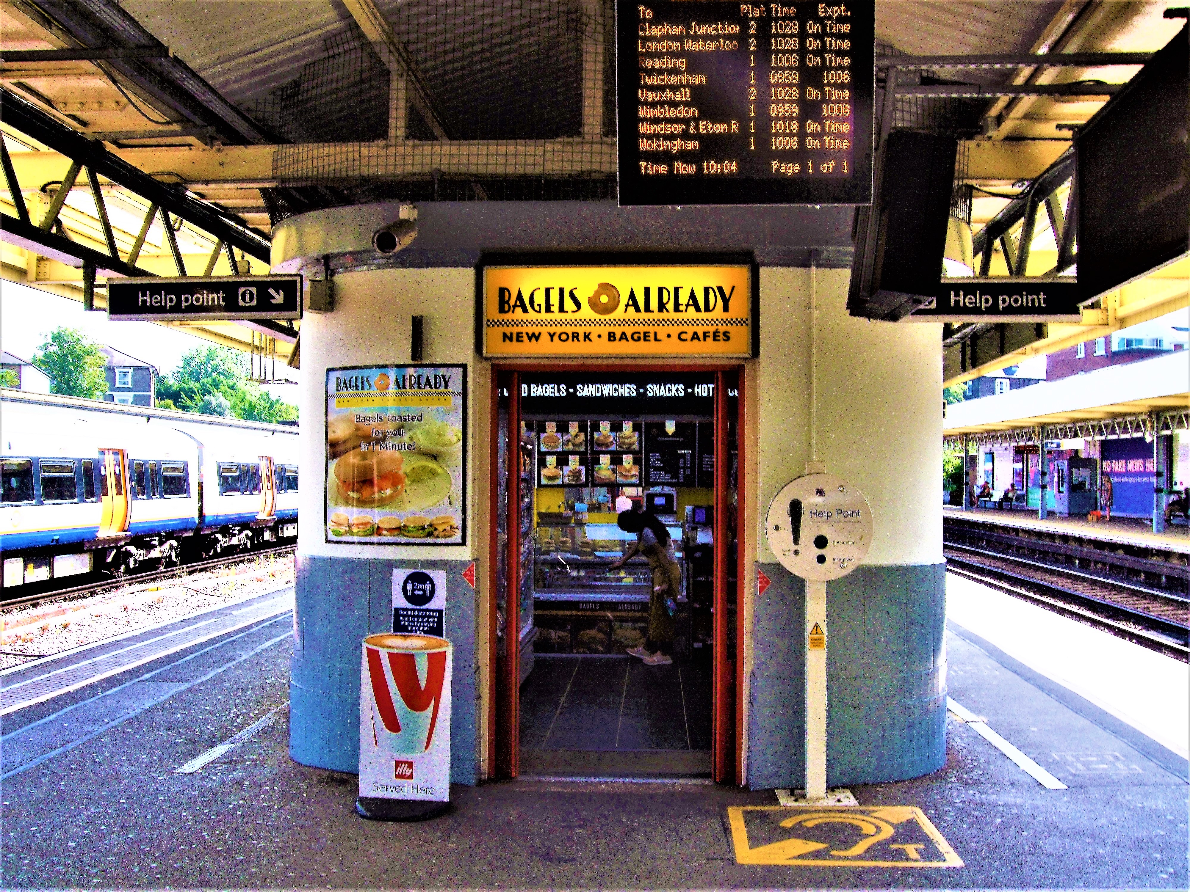 Рейл стейшн. Old Railway Station in London.