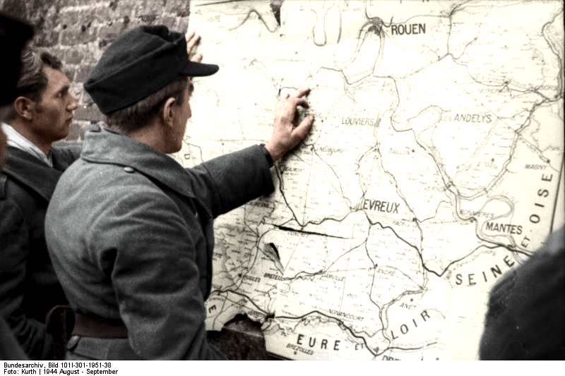 File:Bundesarchiv Bild 101I-301-1951-38, Frankreich, deutsche Soldaten an Landkarte Recolored.png