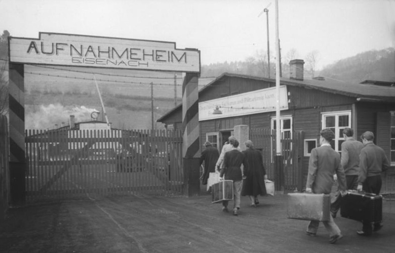 Bundesarchiv_Bild_183-37487-0006,_Neuzug%C3%A4nge_im_Aufnahmelager_Eisenach.jpg