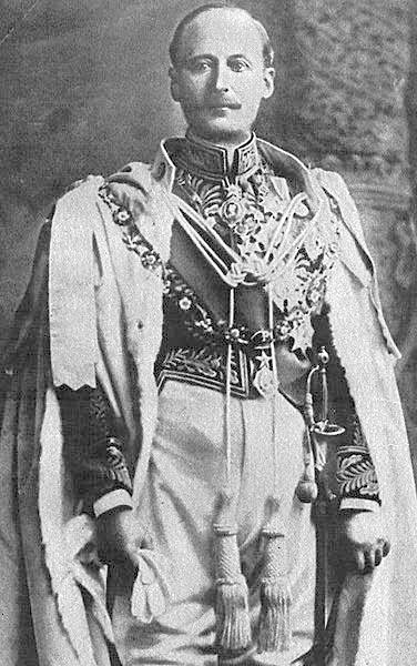 Charles Hardinge, Viceré d'India, mentre indossa gli abiti dell'Ordine.