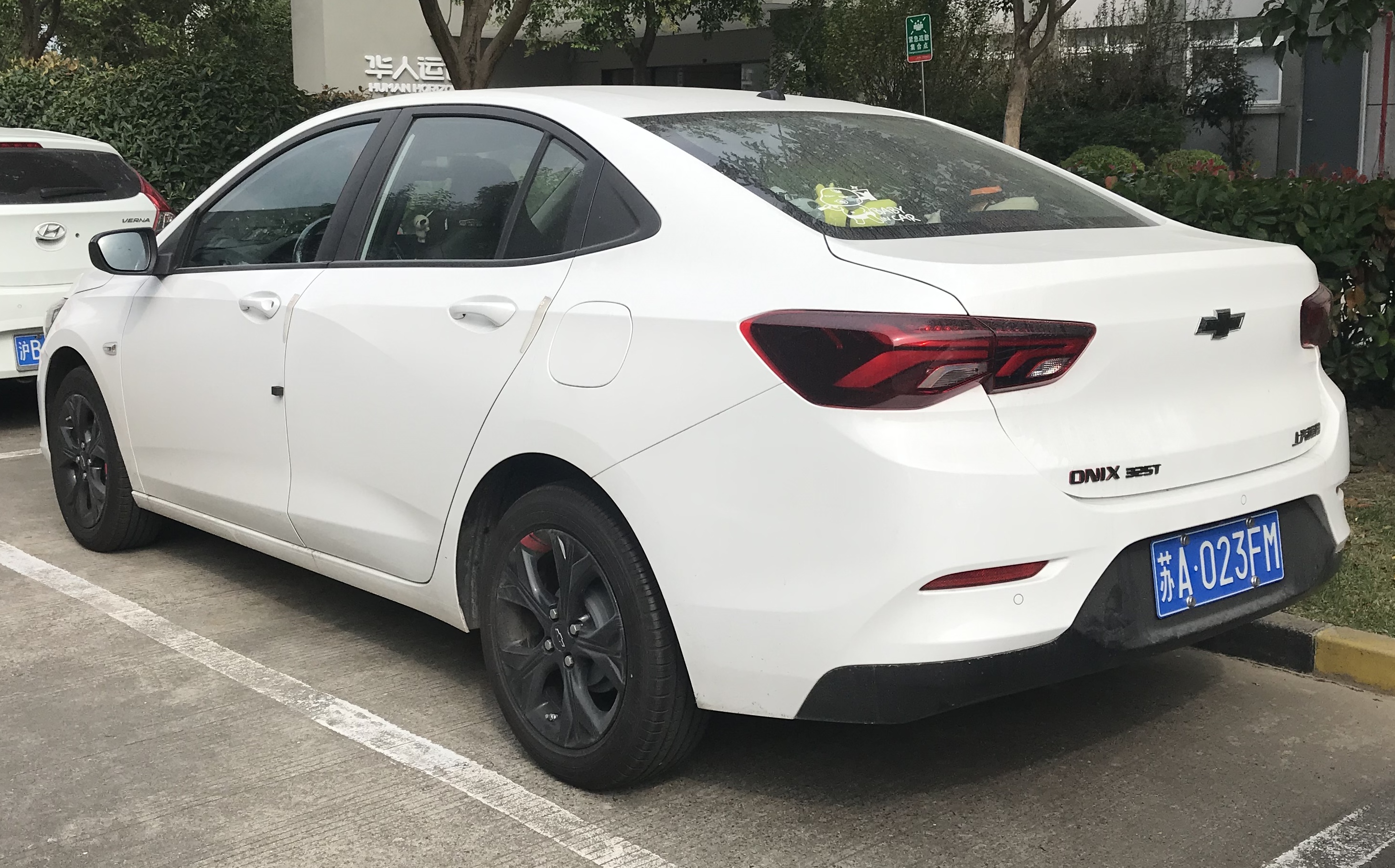 Chevrolet revela novo Onix 2020 nas versões hatch e sedã: veja fotos