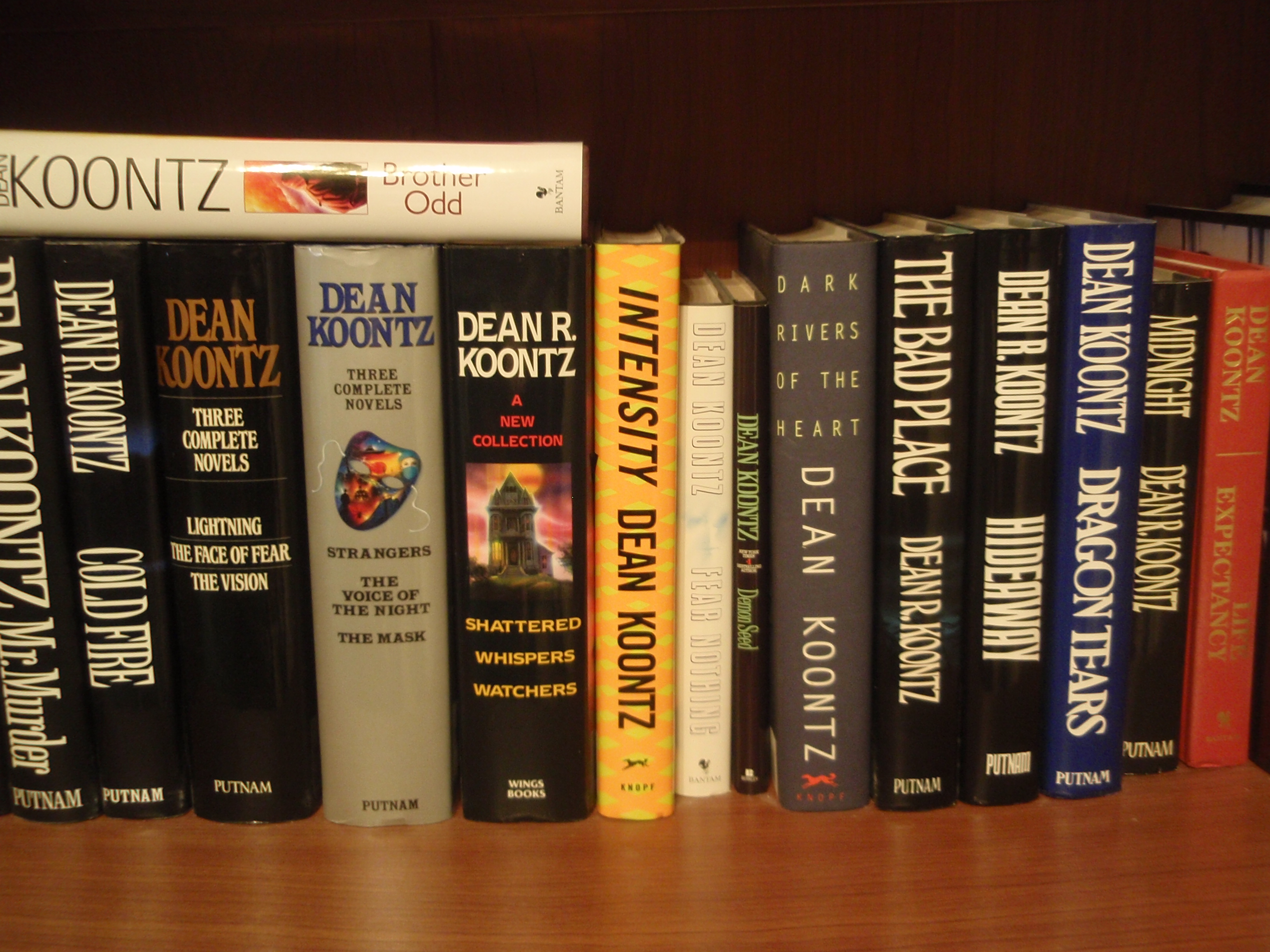 Una colección de novelas de Dean Koontz.