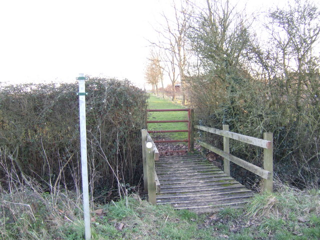 File:Footpath past Warners - geograph.org.uk - 321028.jpg