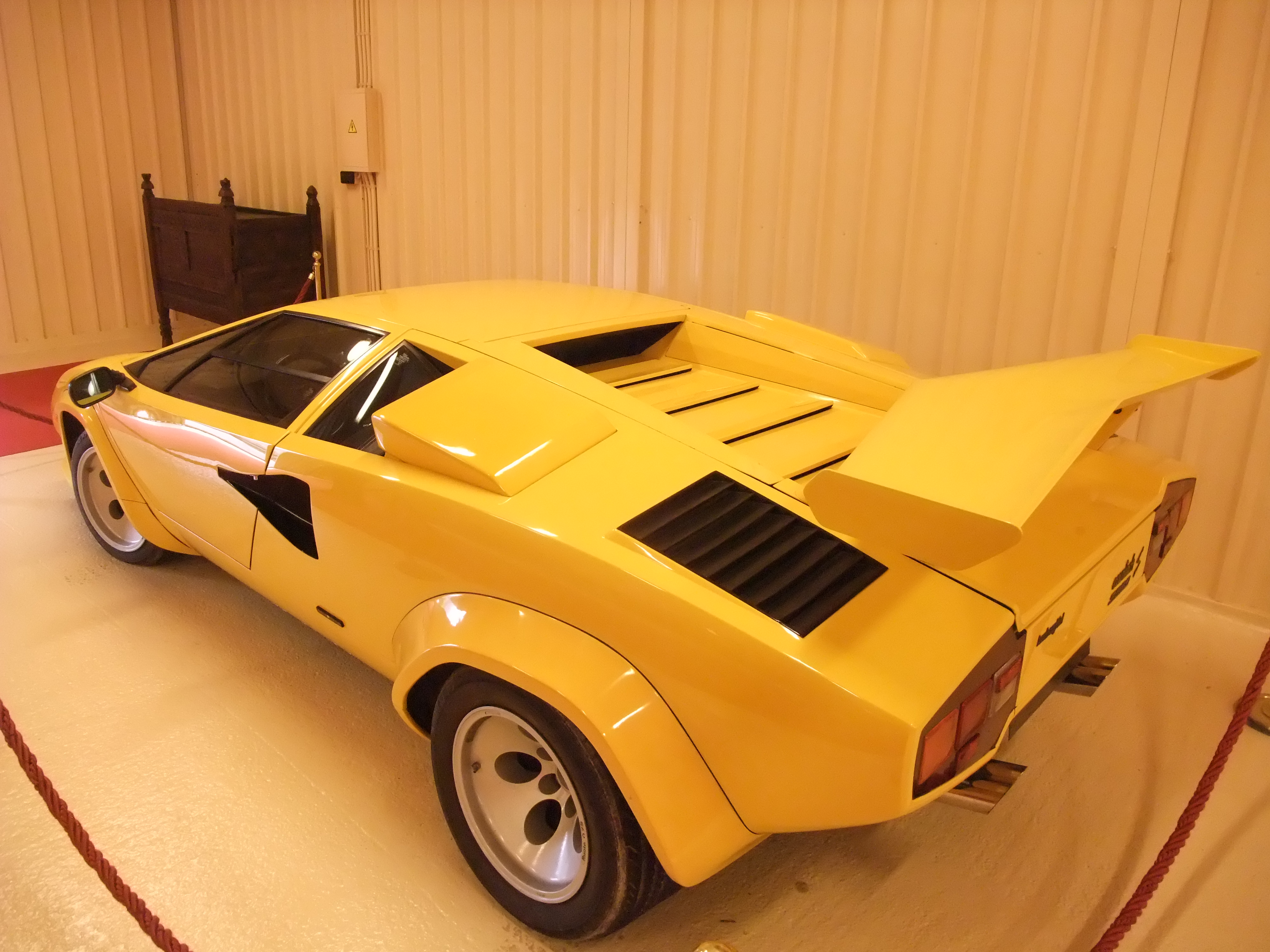 File:Galdames (Vizcaya)-Museo de coches antiguos-29-Lamborghini Countach   - Wikimedia Commons