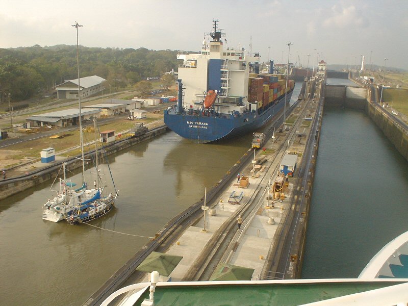 File:Good view of the locks in the Panama Canal -a.jpg