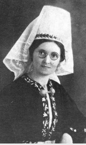 Hólmfríður Árnadóttir wearing traditional Icelandic garb, from a 1919 publication.