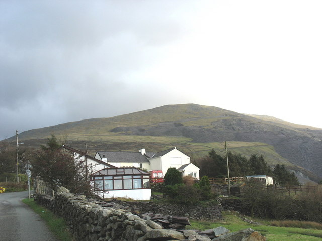 File:Houses at Chwarel Goch - geograph.org.uk - 350567.jpg